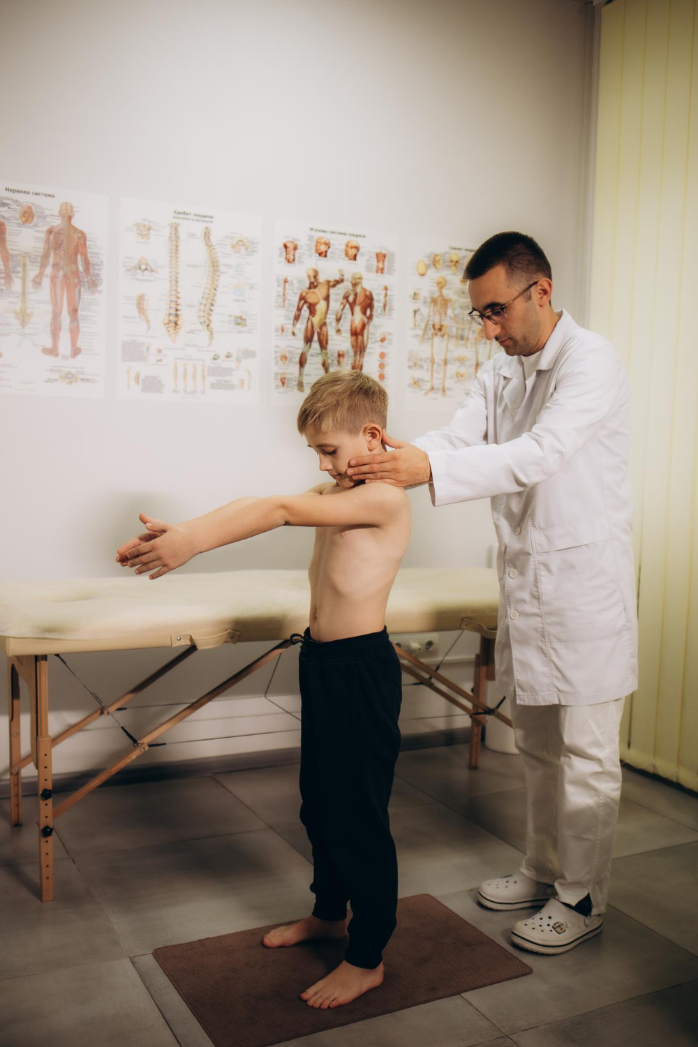 fisioterapeuta viendo la espalda de un niño