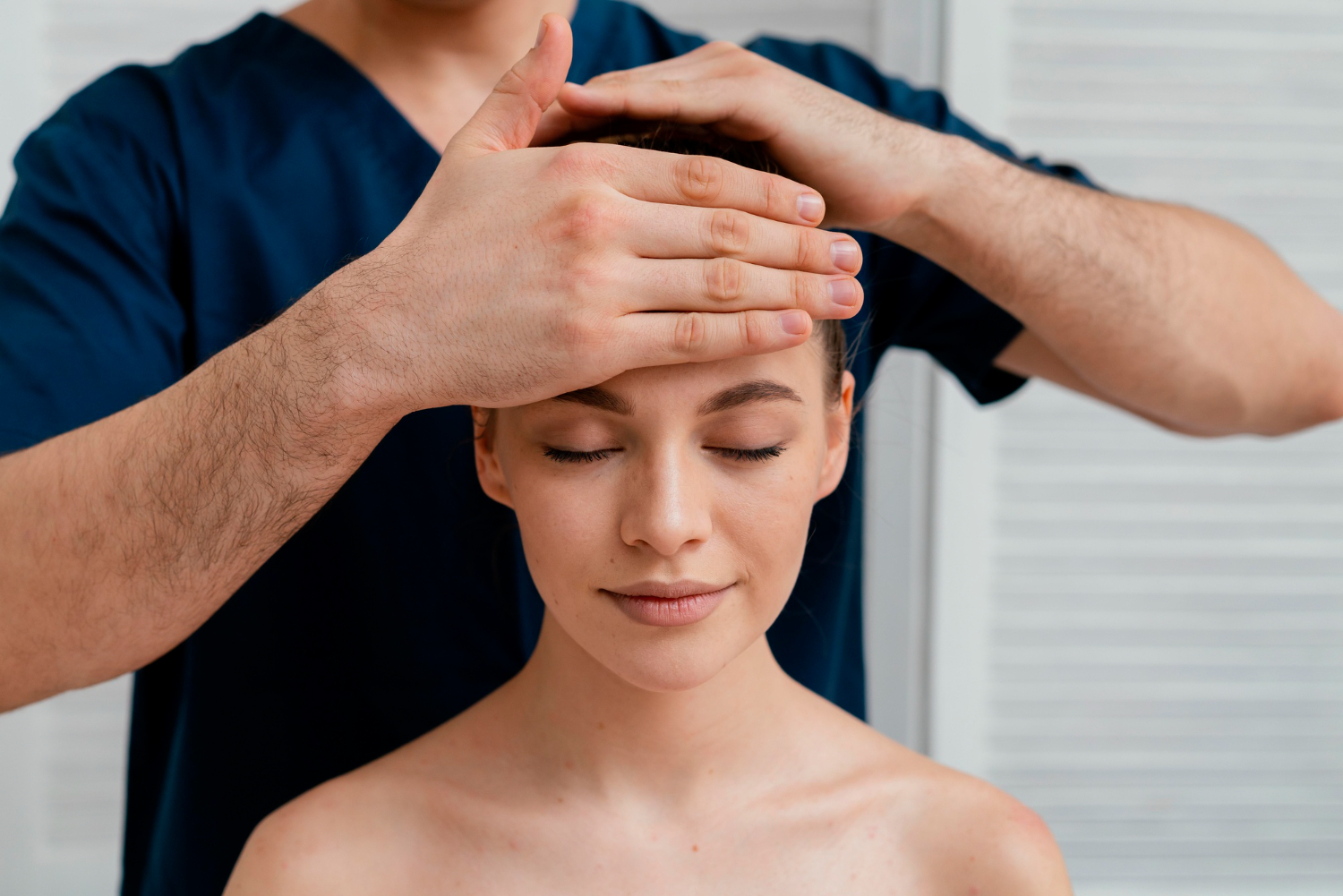 chica recibiendo tratamiento facial
