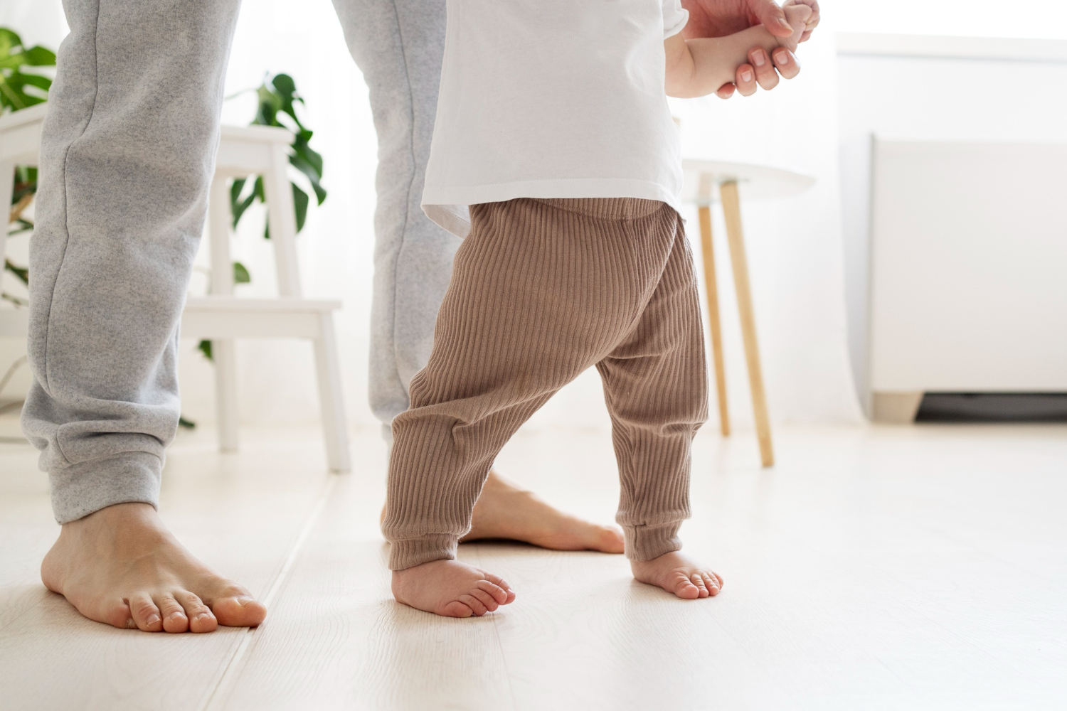 nene caminando junto a su padre
