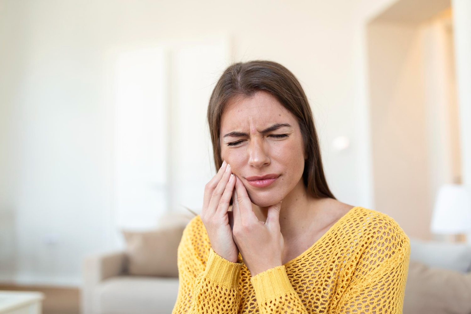 chica con dolor de mandibula