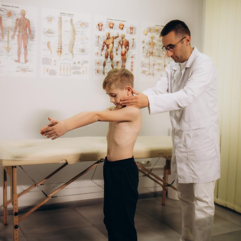fisioterapeuta viendo la espalda de un niño