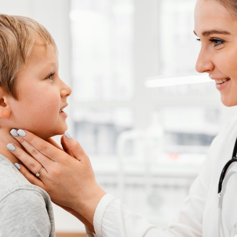 nene junto a medica