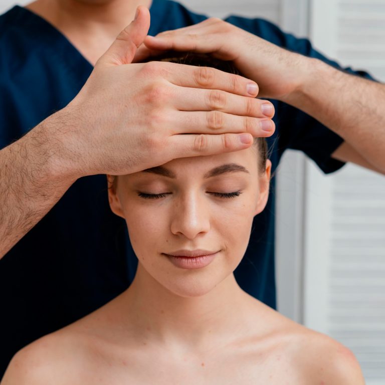 chica recibiendo tratamiento facial