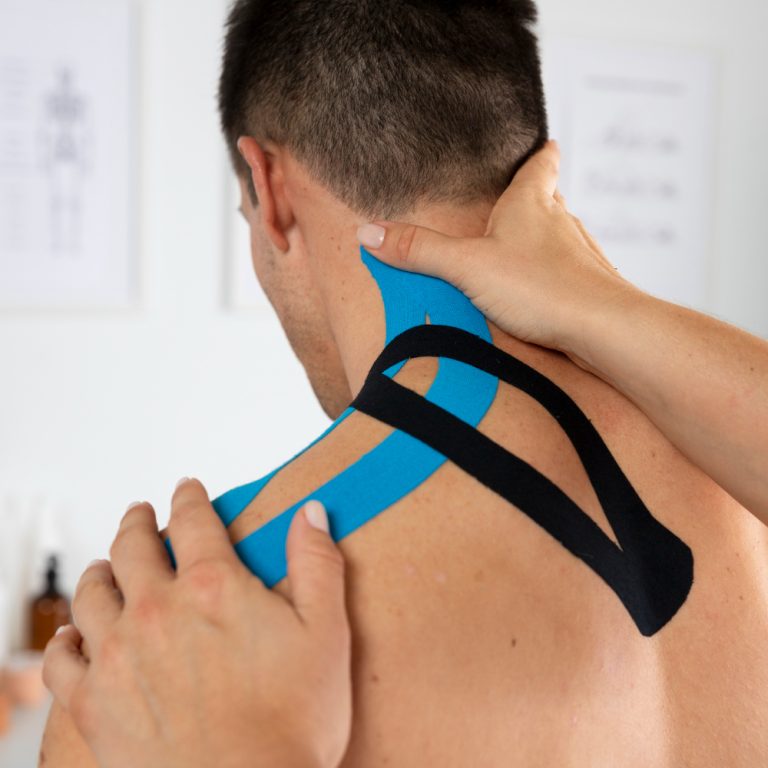 hombre con kinesiotape