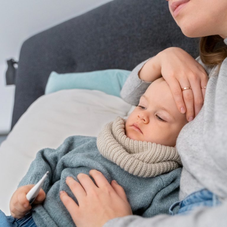 nene enfermo con la madre