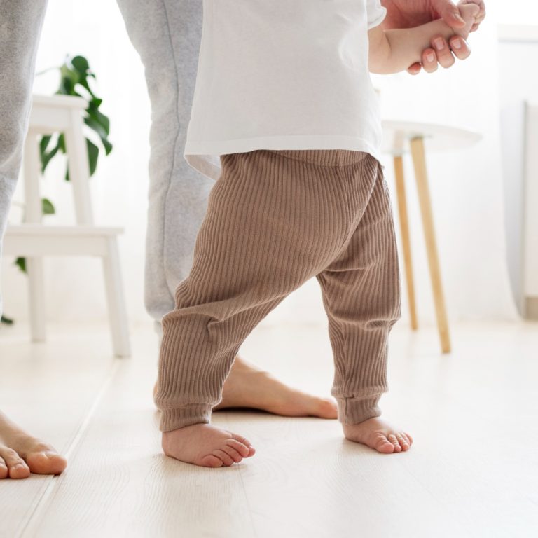 nene caminando junto a su padre