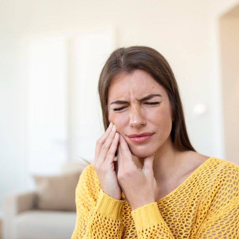 chica con dolor de mandibula